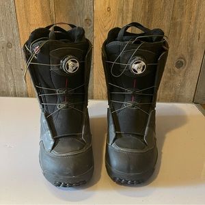 Women’s size 9 Salomon snowboard boots great condition ivyboa boa system